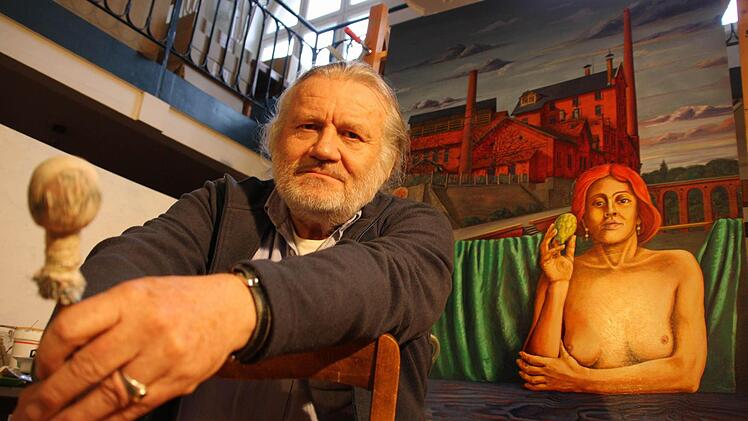 Der Kitzinger Künstler Klaus D. Christof in seinem Werkstatt-Atelier. Fotos: Diana Fuchs