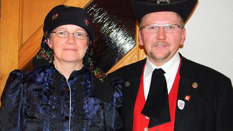 Ingrid Stöhler (l.) und Bernhard Hack mit traditioneller Kopfbedeckung. Stöhler trägt ausnahmsweise das gebundene Kopftuch, obwohl die Frauen im Trachtenverein sonst darauf verzichten.