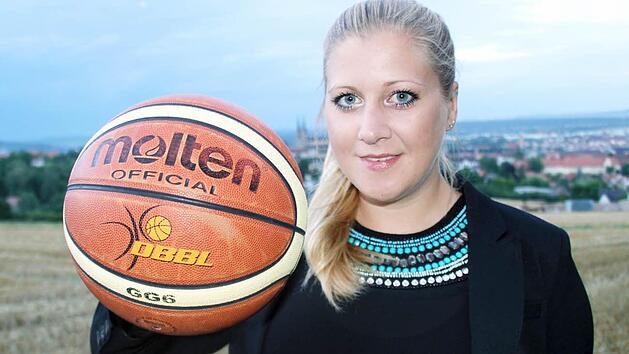 Im Notfall k&ouml;nnte sie auch noch das Trikot &uuml;berstreifen: Die neue Gesch&auml;ftsf&uuml;hrerin der Bamberger Damenbasketball GmbH & Co. KG, Annika Lohnei&szlig;.  Foto: Sebastian Hader
