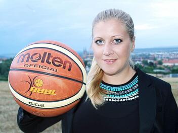 Im Notfall k&ouml;nnte sie auch noch das Trikot &uuml;berstreifen: Die neue Gesch&auml;ftsf&uuml;hrerin der Bamberger Damenbasketball GmbH & Co. KG, Annika Lohnei&szlig;.  Foto: Sebastian Hader