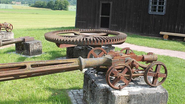 Historische Pumpenteile.