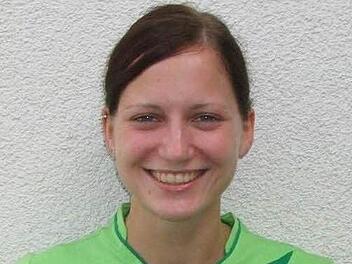 Da die Volleyballerinnen der SpVgg Ermershausen bisher bei der Trainersuche nicht fündig geworden ist, übernimmt Spielführerin Kerstin Käferlein diesen Job und fuhr zum Auftakt mit dem neu formierten Team gleich zwei Siege ein.
