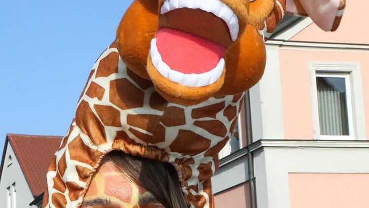 Bunte Kostüme und fröhliches Lachen