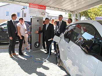 Auf dem Parkplatz des Landratsamtes Kulmbach steht ab sofort eine öfentliche Stromtankstelle. Aufgeladen werden können maximal zwei Elektrofahrzeuge gleichzeitig. Foto: Sonny Adam