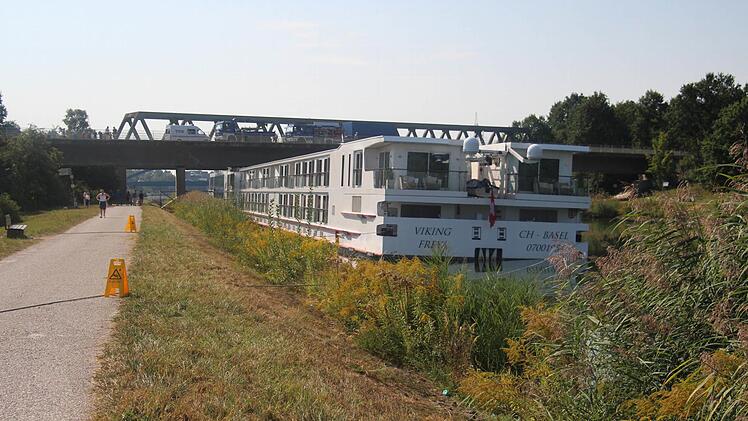 Schiffunglück auf dem Main-Donau-Kanal bei Erlangen Foto: Christian Bauriedel