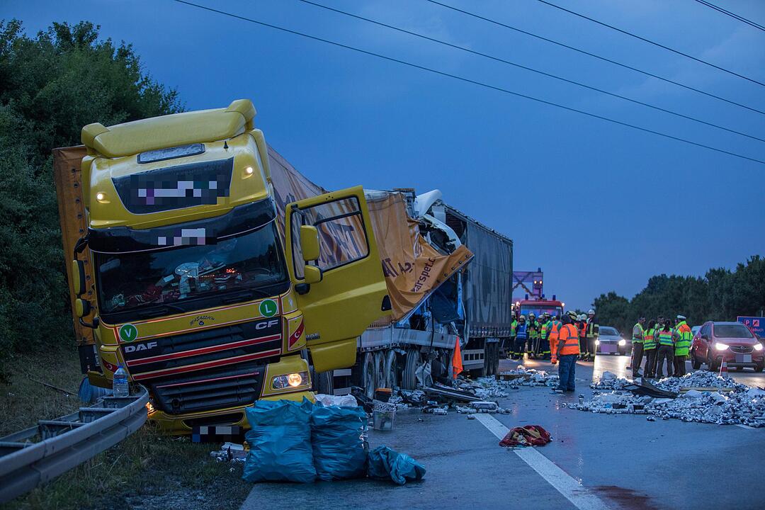 Auffahrunfall auf der A9 bei Allersberg: Lkws krachen ineinander – Bergungsarbeiten laufen