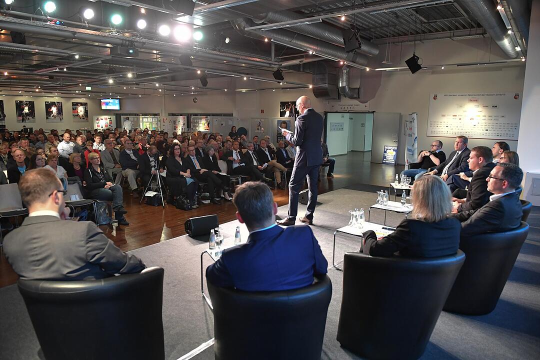 Podiumsdiskussion zur Bundestagswahl in der Brose Arena in Bamberg