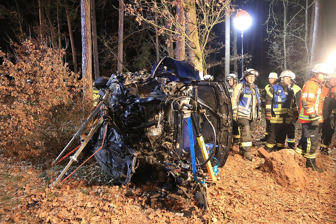 Schwerer Unfall in Hallerndorf: Junger Mann kracht mit Auto gegen Baum
