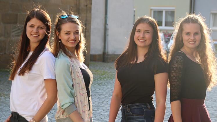 Miriam, Julia, Vanessa und Nina (v.l.) posieren auf dem Staffelsteiner Kirchplatz für die FotografenMatthias Einwag