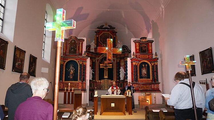 Der Künstler Ludger Hinse  sprach im Eröffnungsgottesdienst zum Kunstprojekt "Spuren zum Licht" über die tiefere und weitere Bedeutung seiner Lichtkreuze. Foto: Marion Eckert