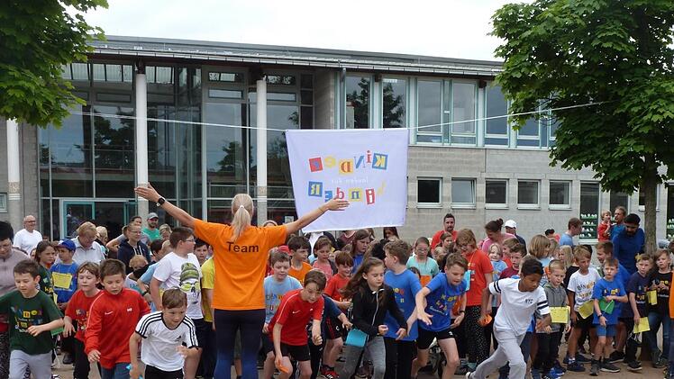 Am Start waren die Kinder kaum zu halten.    Foto: Thomas Sch&ouml;bel