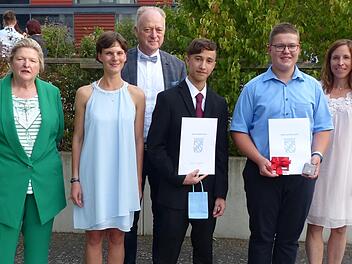 Schulleiterin Freifrau Ulrike von und zu der Tann (links) freute sich mit Münnerstadts Bürgermeister und Vorsitzenden des Schulverbandes Münnerstadt, Helmut Blank (hinten), über die erfolgreiche Arbeit von Julia Scheller (Klassenlehrerin 9 a), Ronny Mangold (Prüfungsbester 10 M) und Christian Schodorf (Prüfungsbester 9 a) sowie Sonja Hanna (Klassenlehrerin 10 M). Manfred Mellenthin