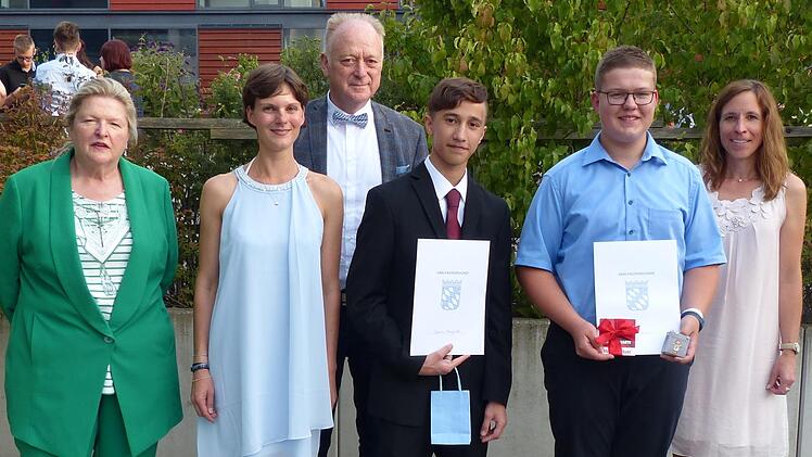 Schulleiterin Freifrau Ulrike von und zu der Tann (links) freute sich mit Münnerstadts Bürgermeister und Vorsitzenden des Schulverbandes Münnerstadt, Helmut Blank (hinten), über die erfolgreiche Arbeit von Julia Scheller (Klassenlehrerin 9 a), Ronny Mangold (Prüfungsbester 10 M) und Christian Schodorf (Prüfungsbester 9 a) sowie Sonja Hanna (Klassenlehrerin 10 M). Manfred Mellenthin