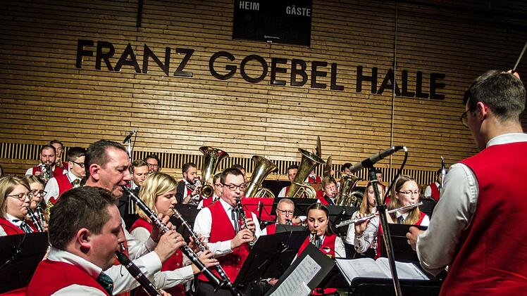 Mitreißender Auftritt: Beim Weihnachtskonzert beeindruckten das Jugendorchester und der Musikverein Stdt Rödental in der fast ausverkauften Franz-Goebel-Halle.Foto: Jochen Berger
