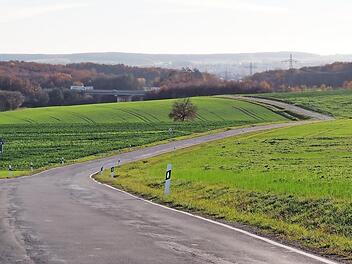 Ein wichtiger Lückenschluss wäre ein Radweg von Amlingstadt nach Hirschaid. Hier ein Abschnitt der Kreisstraße BA 25. Foto: Andrea Spörlein
