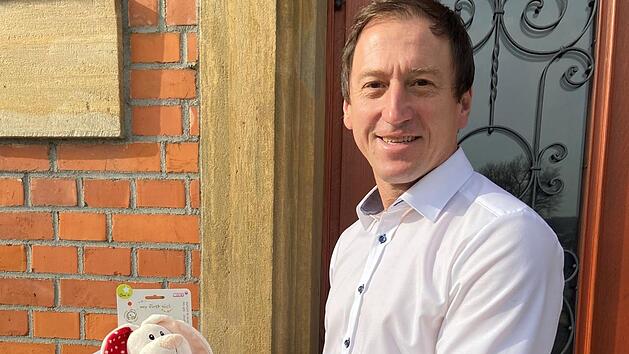 Bürgermeister Andreas Carl verschenkt solche süßen Kuschelhasen an die in der Gemeinde Weitramsdorf geborenen Babys.  Foto: Bettina Knauth