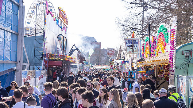 Nach zwei Jahren Corona-Pause: Erstes Volksfest in Bayern eröffnet