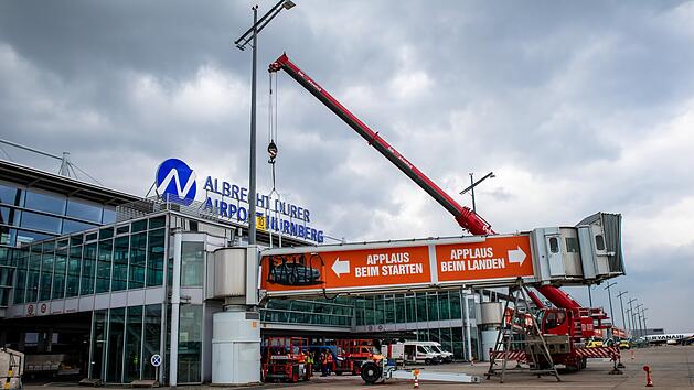 Flughafen N&uuml;rnberg muss Passagierbr&uuml;cken erneuern - Sprecher erkl&auml;rt Sanierungsma&szlig;nahmen