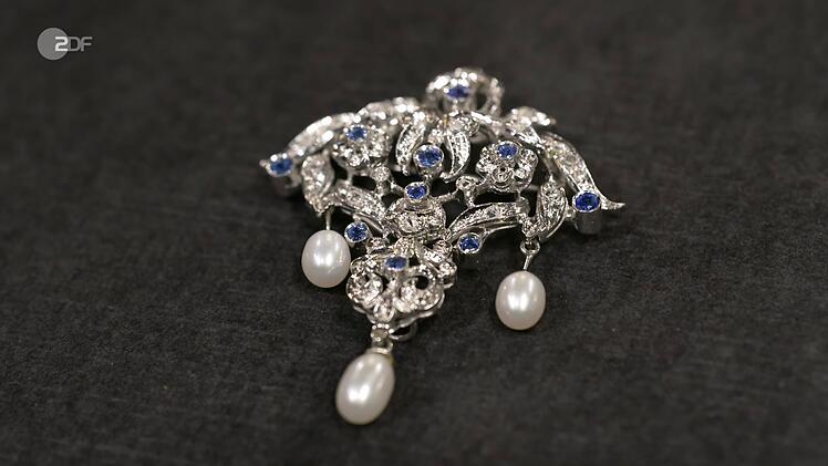 Im Design einer Brosche aus 750er Gold mit Zuchtperlen erkannte Expertin Wendela Horz Vorbilder aus dem 18. Jahrhundert.