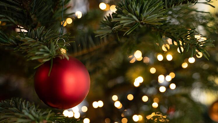 Christbaumkugel am Weihnachtsbaum