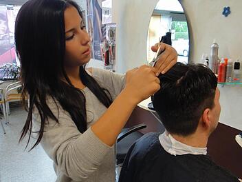 Schülerin Sabine Boritzka wäscht ihrem Lehrer Wolfgang Cayé  im Praktikum die Haare.    Foto: privat