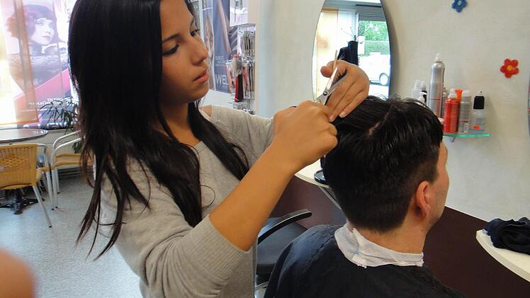 Schülerin Sabine Boritzka wäscht ihrem Lehrer Wolfgang Cayé  im Praktikum die Haare.    Foto: privat