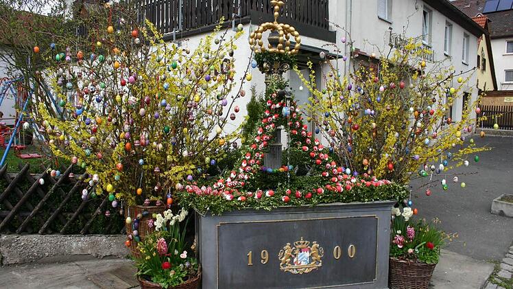 Der Brunnen am Dorfplatz stammt aus dem Jahr 1900 und wird zu Ostern festlich geschmückt. Fotos: Reinhard Löwisch