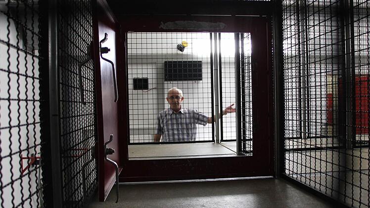 Wenn die Atemschutzgeräte-Träger durch Schächte kriechen, überwacht Sanitäter Ludwig Seidlitz ihren Puls und Blutdruck auf dem Computer. Tauschen möchte er mit ihnen nicht.Fotos: Katja Kölbl