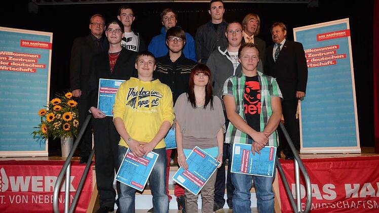 Maler, Maurer, Stahlbetonbauer und Werkzeugmacher mit Kreishandwerksmeister Heinrich Schneider (hinten rechts) und Innungs-Obermeistern.