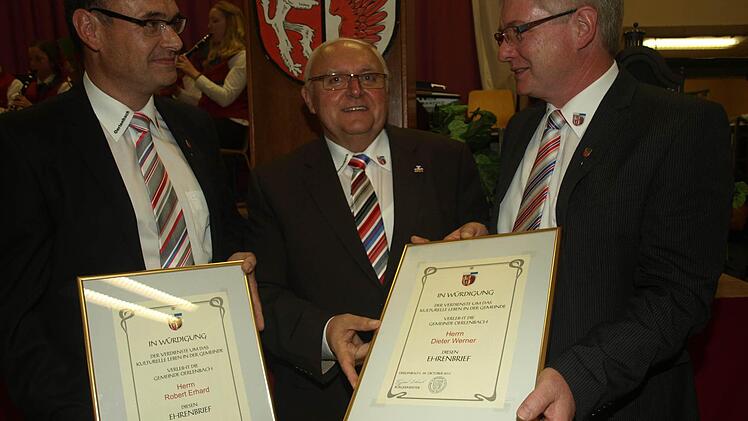 Bürgermeister Siegfried Erhard (Mitte) verlieh Robert Erhard (links) und Dieter Werner den Kulturehrenbrief.Foto: Stefan Geiger
