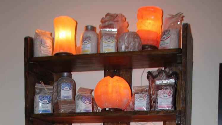 Draußen stehen verschiedene Salzprodukte...