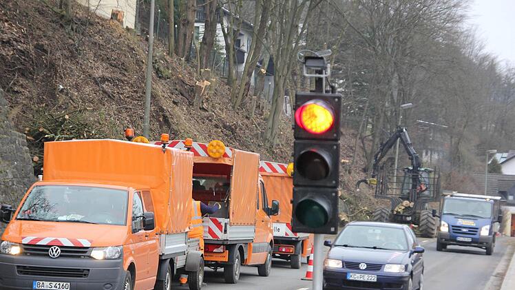 Der Verkehr auf der viel befahrenen Staatsstraße 2200 in Steinberg wurde mittels Ampelregelung an der Baustelle vorbeigeleitet.  Foto: Friedwald Schedel