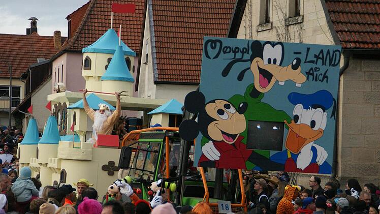 Wow, was für ein Anblick: Mit dem Traumschloss und allen denkbaren Disney-Figuren zog die Aicher Jugend durch die Zuschauermengen.