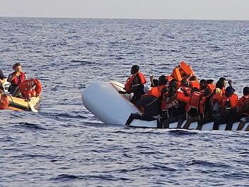 Flüchtlinge werden mit Rettungswesten versorgt. Foto: Udo Nuffer