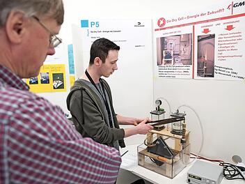Niklas Volk erläutert beim Landeswettbewerb von Jugend forscht die Wirkungsweise seiner Brennstoffzelle. Foto: Dräxlmaier Group