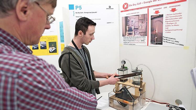 Niklas Volk erläutert beim Landeswettbewerb von Jugend forscht die Wirkungsweise seiner Brennstoffzelle. Foto: Dräxlmaier Group