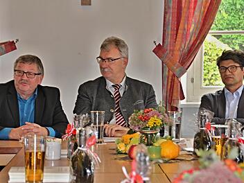 Otto Kister, langjähriger Vorsitzender der TG Gleusdorf, Bürgermeister Helmut Dietz und der aktuelle Vorsitzende, Andreas Kaiser, blickten mit den örtlich Verantwortlichen zum Abschluss der Flurbereinigung in Gleusdorf zurück. Foto: Helmut Will