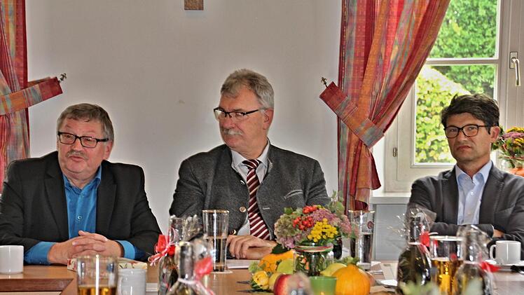 Otto Kister, langjähriger Vorsitzender der TG Gleusdorf, Bürgermeister Helmut Dietz und der aktuelle Vorsitzende, Andreas Kaiser, blickten mit den örtlich Verantwortlichen zum Abschluss der Flurbereinigung in Gleusdorf zurück. Foto: Helmut Will