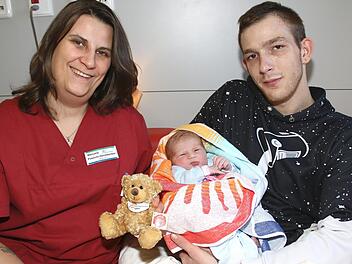 Exakt um 12.22 Uhr erblickte Elisa am 2. Januar als erste neue Landkreisbürgerin im Jahr 2019 in der Station Gynäkologie/Geburtshilfe im Haus Haßfurt der Haßberg-Kliniken das Licht der Welt. Darüber freuen sich hier der glückliche Papa Stefan Schlereth sowie Hebamme Manuela Poeschl-Handwerker, während sich Mama Simone (21) noch von der anstrengenden Geburt erholte. Foto: Ralf Naumann