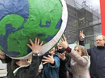 Die Erde gemeinsam zu tragen, stellte sich als gar nicht so einfach heraus. Ein gutes Symbolbild für das, was die Klimaaktivisten und Politiker in Zukunft noch erwartet.  Foto: Michael Busch