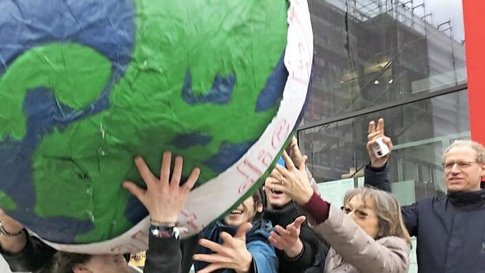 Die Erde gemeinsam zu tragen, stellte sich als gar nicht so einfach heraus. Ein gutes Symbolbild für das, was die Klimaaktivisten und Politiker in Zukunft noch erwartet.  Foto: Michael Busch