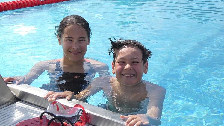 Antonia und Paul Grimmer waren begeistert, dass sie im Ha&szlig;furter Freibad mehr Platz zur Verf&uuml;gung hatten als sonst zu Spitzenzeiten.
