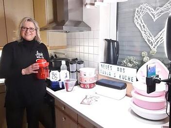 Tanja Walter veranstaltet Tupperpartys nun virtuell und sendet aus ihrer K&uuml;che. Foto: privat