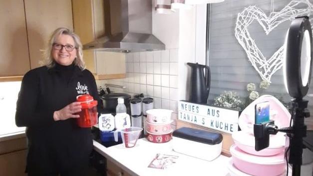 Tanja Walter veranstaltet Tupperpartys nun virtuell und sendet aus ihrer Küche. Foto: privat