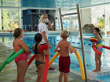 Seit einigen Wochen werden im Neustadter Familienbad wieder Schwimmkurse für Kinder angeboten.