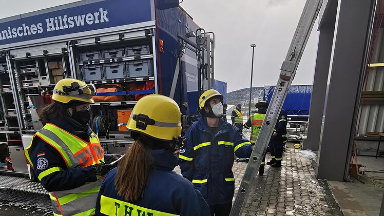 Prüfling beim Aufstellen einer Steckleiter