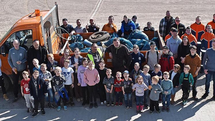 Die an der Müllsammelaktion „Ramadama“ beteiligten Helfer mit den Jugendbeauftragten David Lauterbach und Lukas Busch sowie Bürgermeister Jürgen Gäbelein (hinten, l).