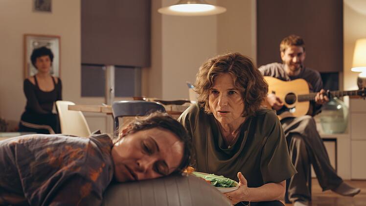 Solch eine chaotische Hausgeburt hat selbst die erfahrene Hebamme Anna noch nicht erlebt. Ihre Klientin Raquel (Aenne Schwarz, vorne links) bekommt ihr Baby im Beisein ihres Bruders Leandro (James Newton) und ihrer schr&auml;gen Mutter Marcela (Victoria Trauttmansdorff, rechts). Hebammenstudentin Greta (Lydia Amasko, hinten links) ist zu Annas Unterst&uuml;tzung ebenfalls vor Ort.