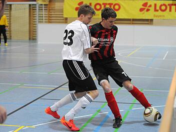 Sportring Bayreuth gegen SG Rugendorf Ergebnis 2:0 Timo Bauer Nr 23 Sportring gegen Viktor Fredrich rechts