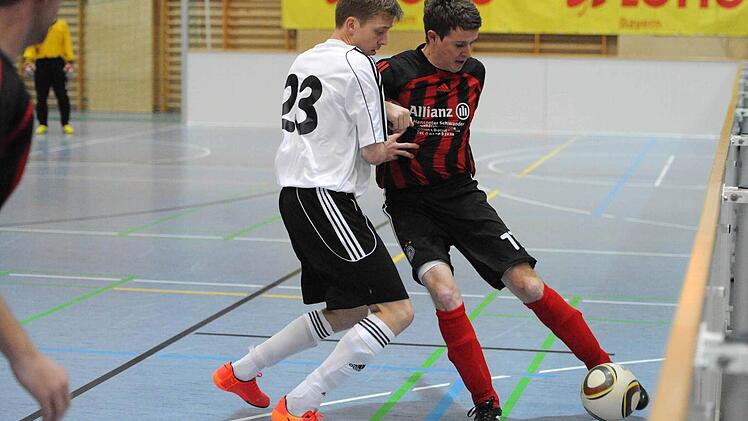 Sportring Bayreuth gegen SG Rugendorf Ergebnis 2:0 Timo Bauer Nr 23 Sportring gegen Viktor Fredrich rechts